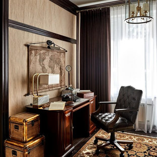 Выдающиеся фото от архитекторов и дизайнеров интерьера: рабочее место среднего размера в классическом стиле с бежевыми стенами, темным паркетным полом и отдельно стоящим рабочим столом