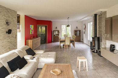 Exemple d'un grand salon moderne.
