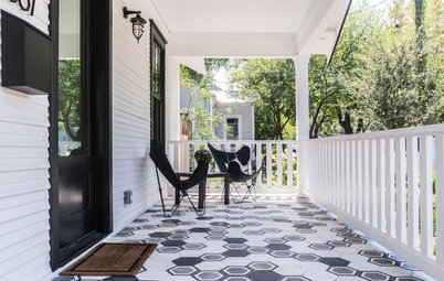 Houzz Tour: Black-and-White Details Refresh a 1920 Texas Bungalow