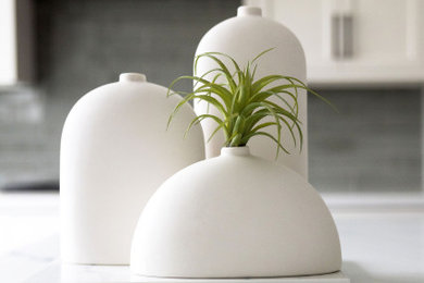 Eat-in kitchen photo in New York with an island