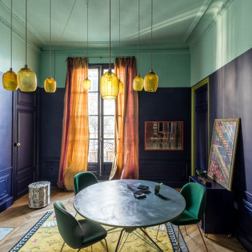 Un bureau démesuré au sein d'un bel appartement haussmannien