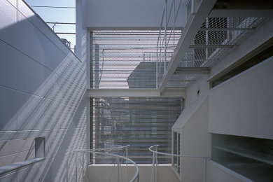 Modelo de balcones actual de tamaño medio sin cubierta con privacidad y barandilla de metal