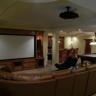 Idées déco pour une salle de cinéma classique de taille moyenne et ouverte avec un mur beige, un sol en travertin, un écran de projection et un sol marron.