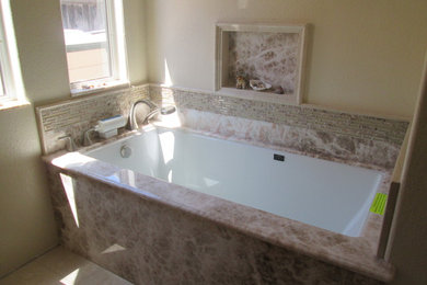 サンルイスオビスポにあるトロピカルスタイルのおしゃれな浴室の写真