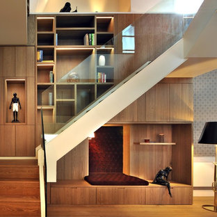 На фото: п-образная лестница среднего размера в современном стиле с деревянными ступенями и деревянными подступенками с