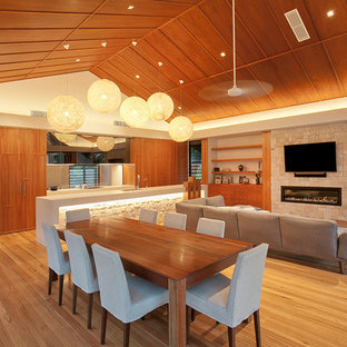 サンシャインコーストのコンテンポラリースタイルのLDKの画像 (無垢フローリング)