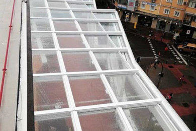 Vista aérea de instalación de un techo móvil en Madrid