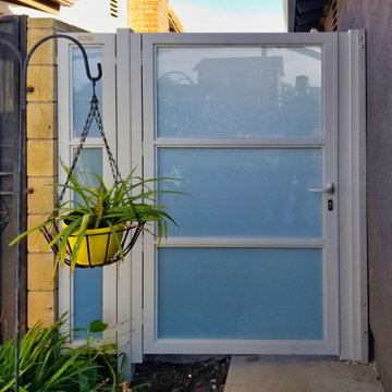 Beautiful Opaque White Aluminum Glass Entry Gate