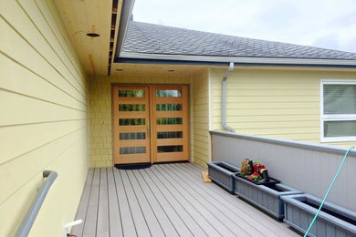 Entryway - traditional entryway idea in Seattle