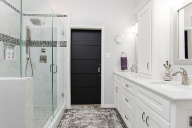 Bathroom - mid-sized transitional bathroom idea in Dallas