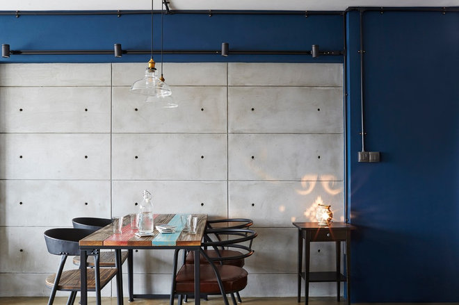 Industrial Dining Room by Fuse Concept Pte Ltd