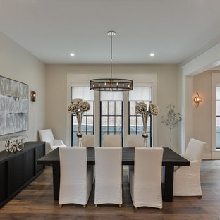 ルイビルの広いトランジショナルスタイルのLDKの画像 (白い壁、濃色無垢フローリング、暖炉なし)