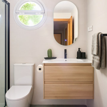 Cocina luminosa y baños atemporales