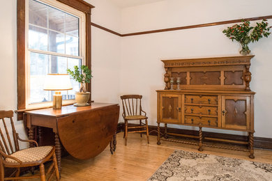 Imagen de salón cerrado tradicional de tamaño medio sin chimenea y televisor con paredes blancas, suelo de madera clara y suelo beige