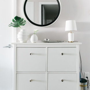 Imagen de distribuidor bohemio, pequeño, con paredes grises, suelo de madera oscura, puerta simple y puerta blanca
