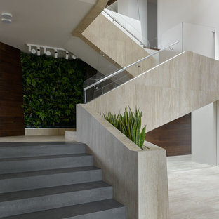 Пример оригинального дизайна интерьера: угловая лестница в современном стиле с перилами из смешанных материалов