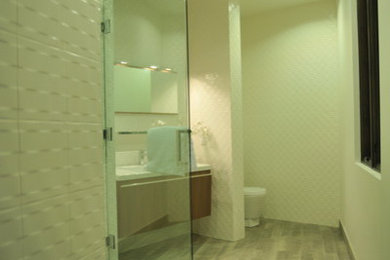 Example of a minimalist bathroom design in Los Angeles