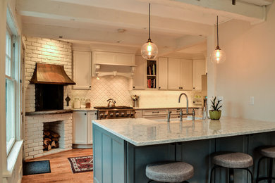 Example of a transitional home design design in Detroit