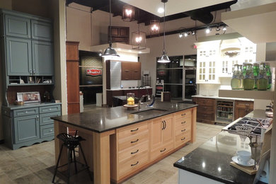 Kitchen - industrial kitchen idea in Columbus