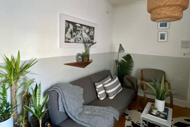Example of an eclectic living room design in Chicago