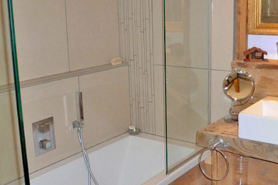 This is an example of a contemporary bathroom in Grenoble.