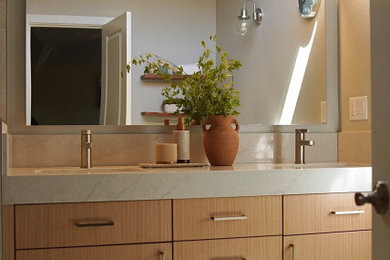 Example of a minimalist bathroom design in Seattle
