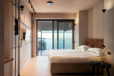 Foto di una camera da letto stile loft mediterranea di medie dimensioni con pareti rosa, pavimento beige e pannellatura