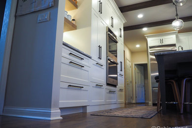 Example of a transitional kitchen design in Chicago