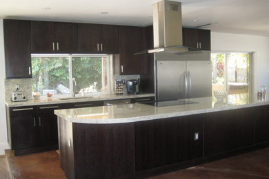 Example of a classic kitchen design in Miami