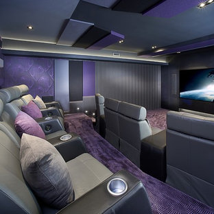 Cette photo montre une salle de cinéma tendance fermée avec un mur violet, moquette, un écran de projection et un sol violet.