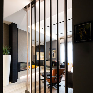 Modelo de distribuidor ecléctico, extra grande, con paredes grises, suelo de madera oscura, puerta doble, puerta gris y suelo gris