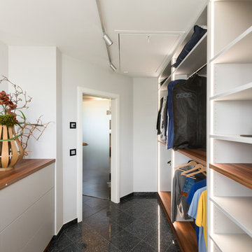 Modernes Schlafzimmer mit Raumteiler und Ankleide