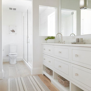 Maritime Badezimmer mit hellem Holzboden Ideen, Design & Bilder