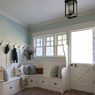 Ispirazione per un ingresso o corridoio chic con pavimento in mattoni, una porta olandese e una porta bianca