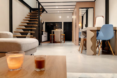 Inspiration pour une salle de séjour design ouverte avec sol en béton ciré, un sol gris et poutres apparentes.