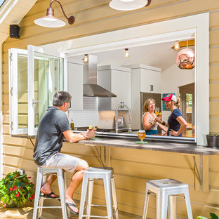 アトランタのシャビーシック調のおしゃれな家の外観 (木材サイディング、茶色い外壁、切妻屋根) の写真