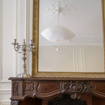 Cheminée d'origine et lustre contemporain Céline Wright du grand salon