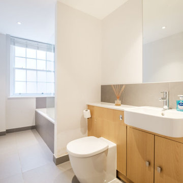 Spacious London holiday rental bathroom with tub