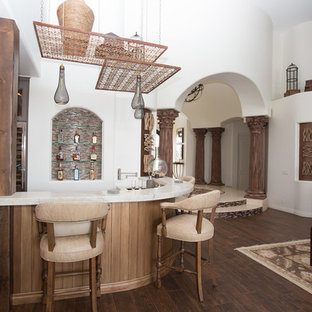 Выдающиеся фото от архитекторов и дизайнеров интерьера: большой параллельный домашний бар в стиле фьюжн с столешницей из кварцита, темным паркетным полом, барной стойкой, открытыми фасадами, разноцветным фартуком, фартуком из плитки мозаики и врезной раковиной