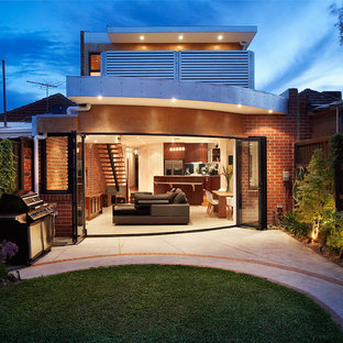 メルボルンのコンテンポラリースタイルのおしゃれな家の外観 (レンガサイディング) の写真