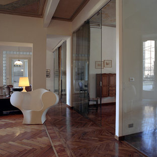 Esempio di un grande ingresso o corridoio classico con pareti bianche e parquet chiaro