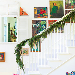 Inspiration för eklektiska entréer, med vita väggar, målat trägolv och vitt golv