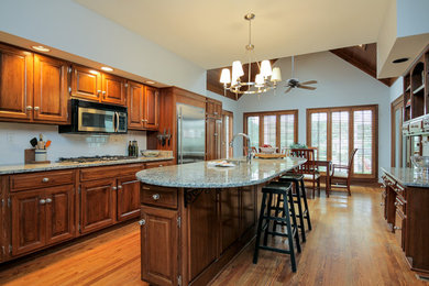 Example of a classic kitchen design in Louisville