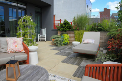 На фото: двор среднего размера на заднем дворе в стиле модернизм с растениями в контейнерах и настилом без защиты от солнца