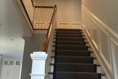 Foto de escalera recta tradicional renovada con escalones enmoquetados y contrahuellas de madera pintada