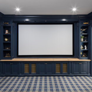 Ejemplo de cine en casa cerrado, tradicional, con paredes azules, moqueta, pantalla de proyección y suelo azul