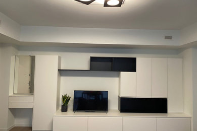 Imagen de salón abierto minimalista de tamaño medio con televisor independiente