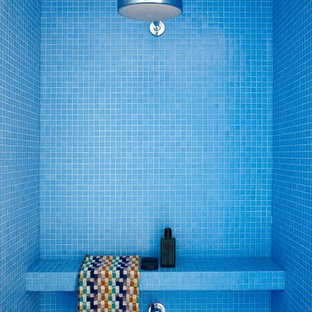 Immagine di una stanza da bagno minimalista con piastrelle a mosaico