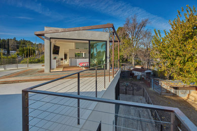 Imagen de terraza contemporánea extra grande en azotea con privacidad, pérgola y barandilla de cable