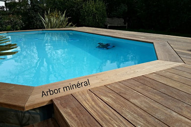 Idées déco pour une piscine contemporaine avec une terrasse en bois.